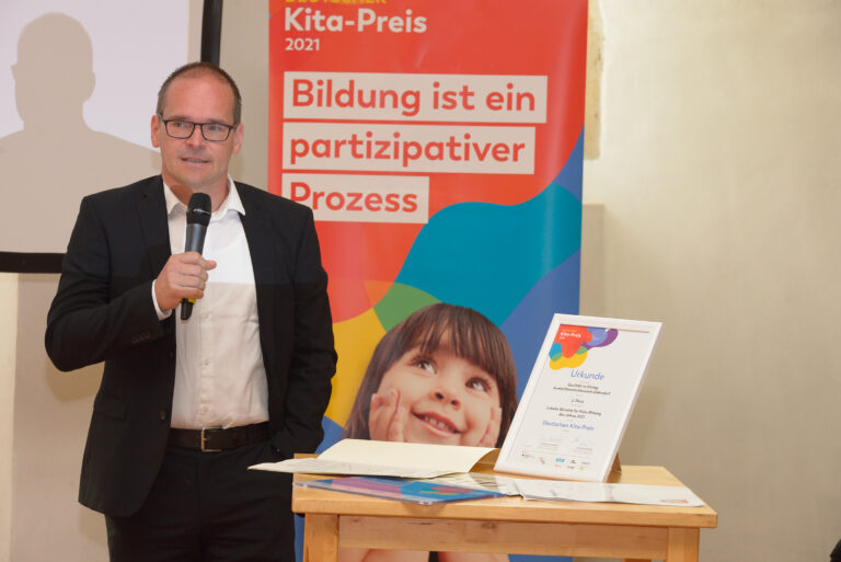 Preisübergabe an das Bündnis 'Qualität im Dialog' in Rinteln, zweiter Platz in der Kategorie 'Lokales Bündnis für frühe Bildung des Jahres 2021'
