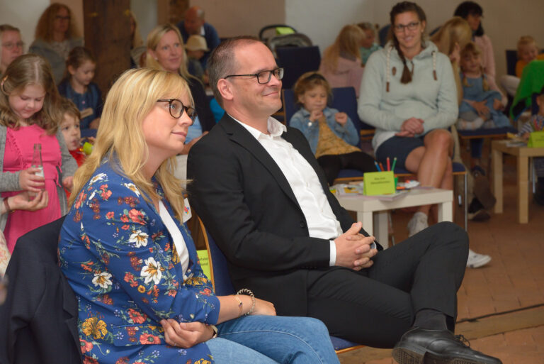 Preisübergabe an das Bündnis 'Qualität im Dialog' in Rinteln, zweiter Platz in der Kategorie 'Lokales Bündnis für frühe Bildung des Jahres 2021'